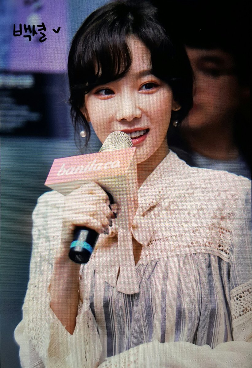 [PIC][25-03-2017]TaeYeon tham dự buổi Fansign cho dòng mỹ phẩm "Banila Co." vào chiều nay C7vY5a7V4AAtbjU