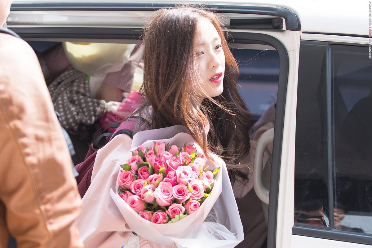 abril_kr's tweet photo. 170321 김포공항 입국 에이프릴 진솔 직찍 by.1호

툐라!!! >_<

https://t.co/ngoqFzSQ1C
#APRIL #JINSOL @APRIL_DSPmedia @4wallE https://t.co/1ohXCtM5Y3