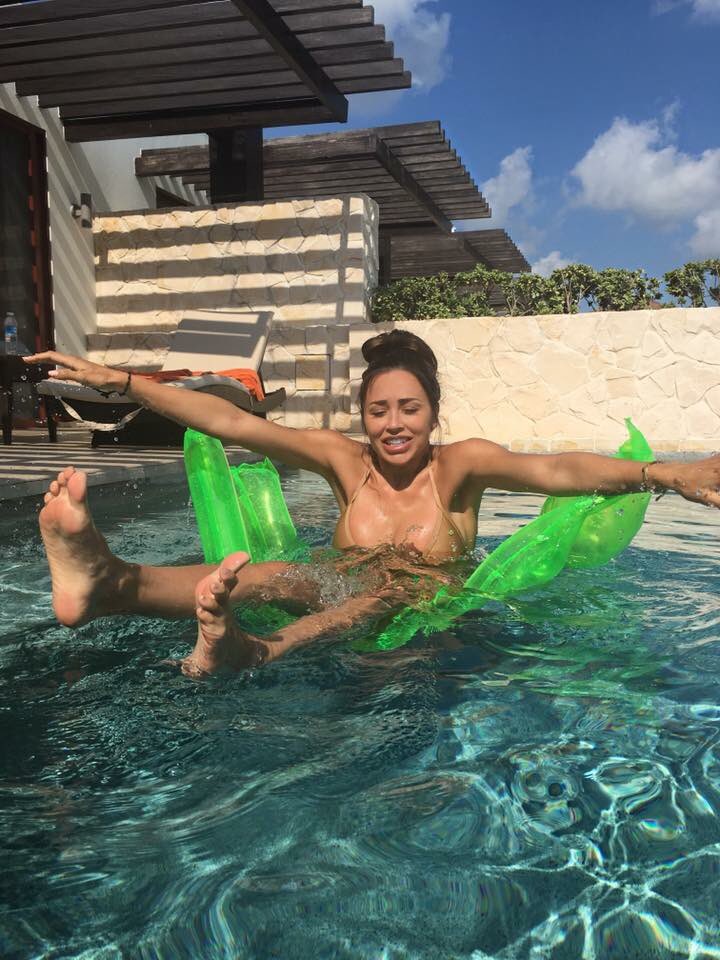 BeMoreCheri's tweet photo. Floaty can't handle the booty. 🍑 https://t.co/xFHYVtrlCr