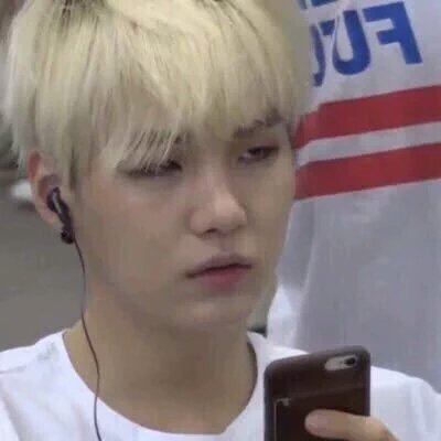 chanctie's tweet photo. "Jimin está mal por su novia"
Bueno, chicos, paren. Que Yoongi se haya vestido de mujer no significa que lo sea.
Un poco de respeto, che. https://t.co/veMDf1Po9Y