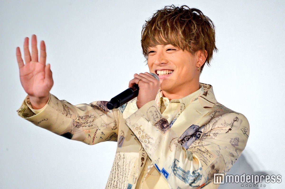 si__al84's tweet photo. 朝からひるなかの流星見てきた💫✨
ちゃっかり舞台挨拶の中継まで（笑）
ちなみに最後の方内容入ってない（笑）
王子は王子らしくカッコよかったよ👍💜 https://t.co/NcACWyAf2v