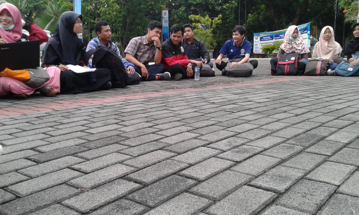 Rapat besar EDUCREATION :)
Semangat mbak mas :)