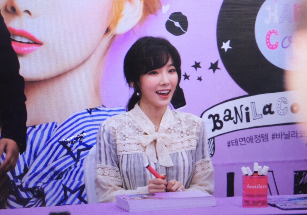 [PIC][25-03-2017]TaeYeon tham dự buổi Fansign cho dòng mỹ phẩm "Banila Co." vào chiều nay C7vfXchVQAEc7lD