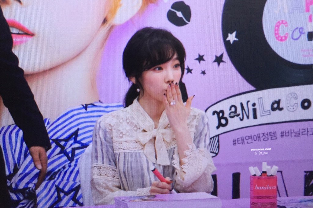 [PIC][25-03-2017]TaeYeon tham dự buổi Fansign cho dòng mỹ phẩm "Banila Co." vào chiều nay C7vfXgcVMAElAY1