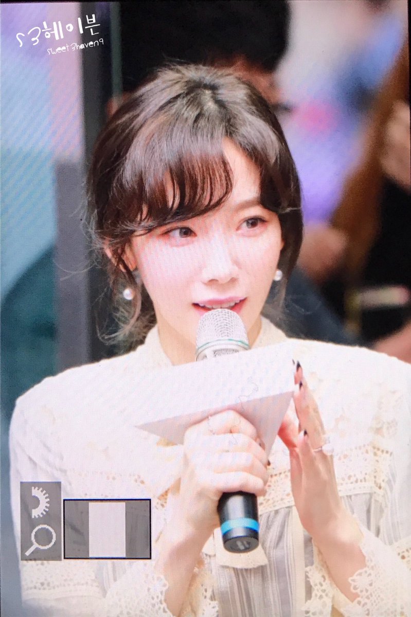 [PIC][25-03-2017]TaeYeon tham dự buổi Fansign cho dòng mỹ phẩm "Banila Co." vào chiều nay C7vicM6VYAEMefm