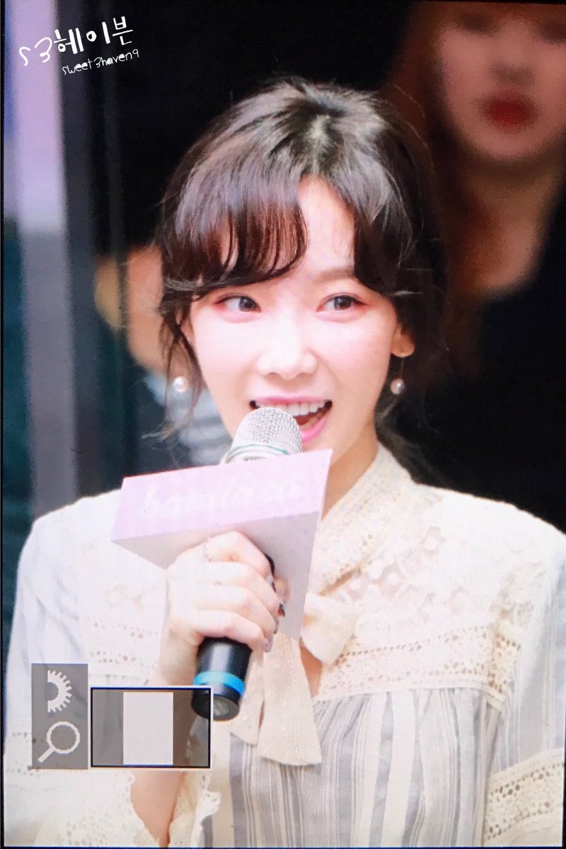 [PIC][25-03-2017]TaeYeon tham dự buổi Fansign cho dòng mỹ phẩm "Banila Co." vào chiều nay C7vicU8U8AAh_b0