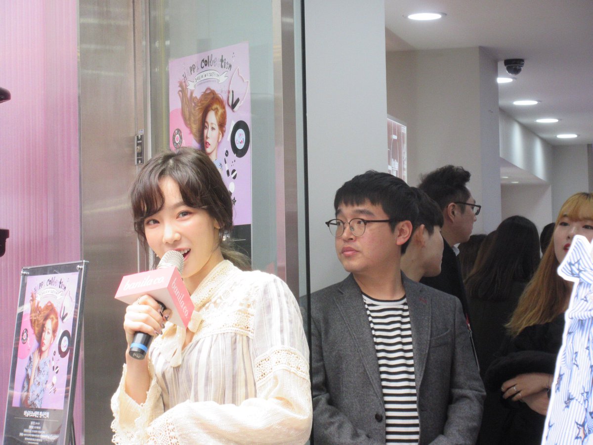 [PIC][25-03-2017]TaeYeon tham dự buổi Fansign cho dòng mỹ phẩm "Banila Co." vào chiều nay - Page 2 C7vkGDEVQAAbWRJ