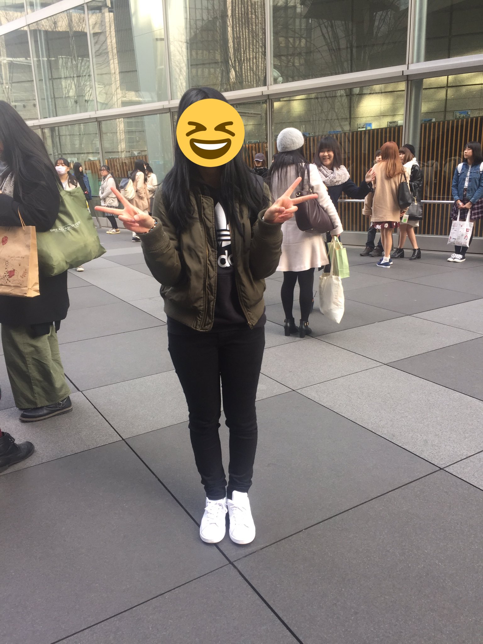 ナツ レベ3落ちた 今日こんな格好でいます 少しでも見かけたら声かけてみてくださいね こんな服の人いっぱいいるかもしれないけどよろしく笑 Adidas 黒 黒髪 ストレート Ma1 スタンスミス 黒コーデ キヨコーデ キヨ レトルト 実況