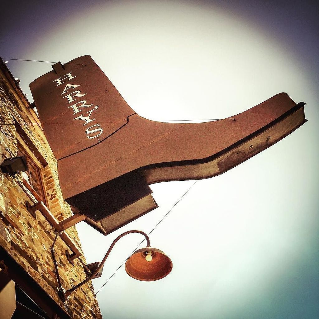 alexisfleisig's tweet photo. Harry's #sign #signage #signgeeks #signjunkie #signcollective #everything_signage #roadsid… https://t.co/ZsNJjzSPVI https://t.co/q0rbVKgaCp