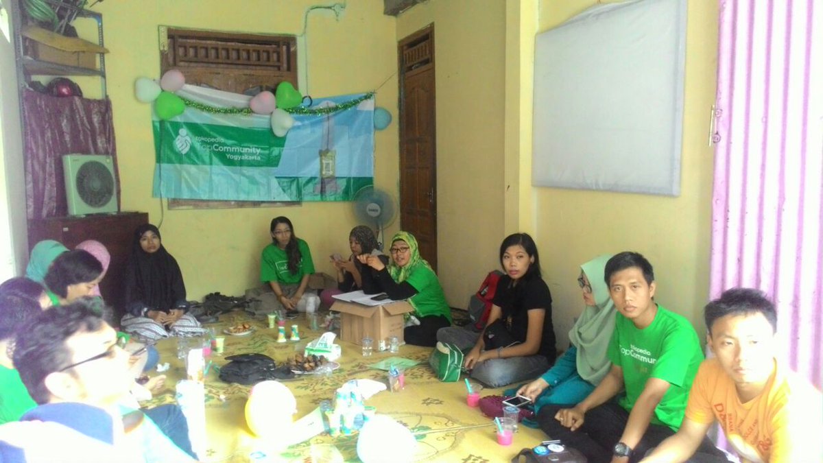 topcomjogja's tweet photo. Selamat Ulang Tahun yang Pertama untuk @Tokopedia #TopCommunityJogja semoga kedepan makin solid dan jualan para anggota kebanjiran :D https://t.co/Jgsk2tlFfe