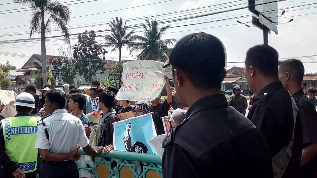 Selbum_'s tweet photo. Aksi massa melakukan demonstrasi ke UMY menolak kedatangan Ganjar sang lamis dalam acara seminar nasional. https://t.co/JuJwSSUih8