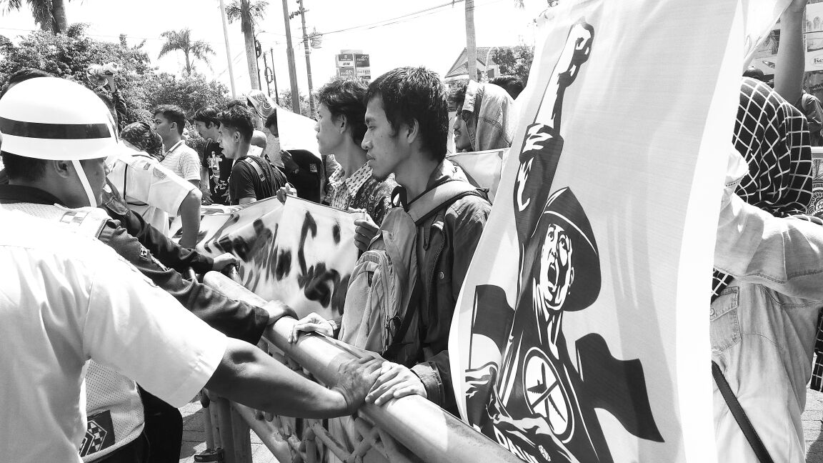 Selbum_'s tweet photo. Aksi massa melakukan demonstrasi ke UMY menolak kedatangan Ganjar sang lamis dalam acara seminar nasional. https://t.co/JuJwSSUih8