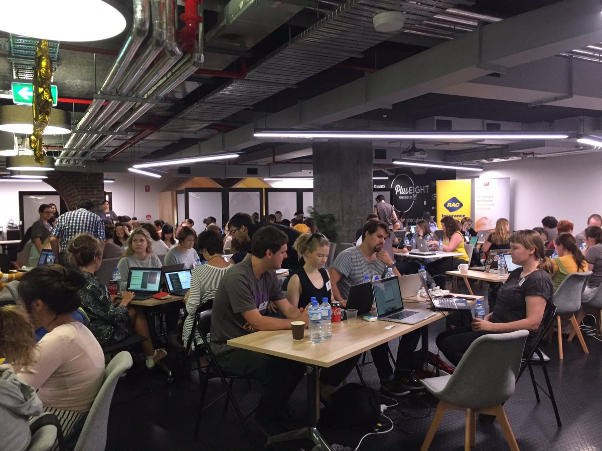 OneMissBliss's tweet photo. 3pm and still a full room. Thank you very patient mentors!#perthwebgirls #learntocode https://t.co/RInlIjK0Np
