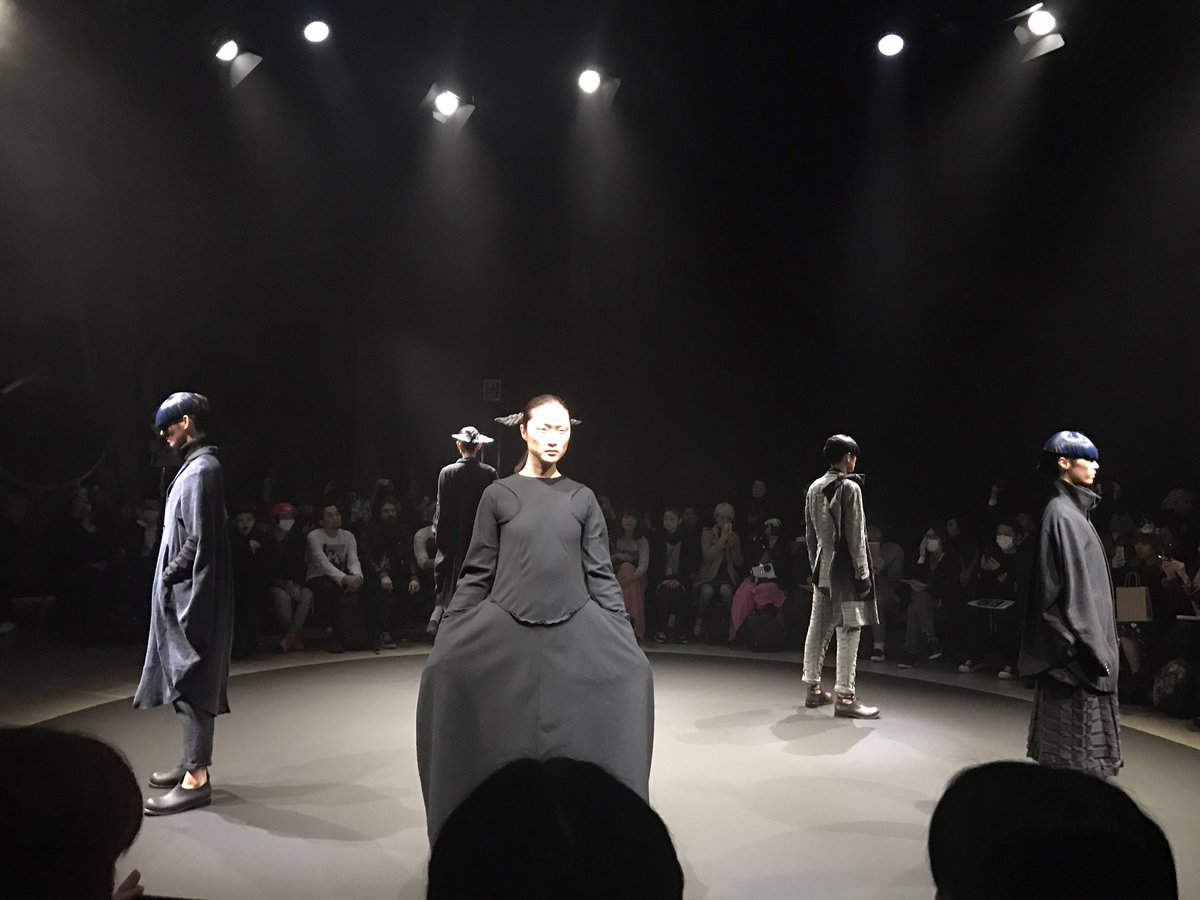 fashionjp's tweet photo. 「ROGGYKEI（ロギーケイ）」のインスタレーションより。会場に飾られていたような円のフォルムのアイテムが多々登場。 #AmazonFWT https://t.co/LFqRgXlSlg