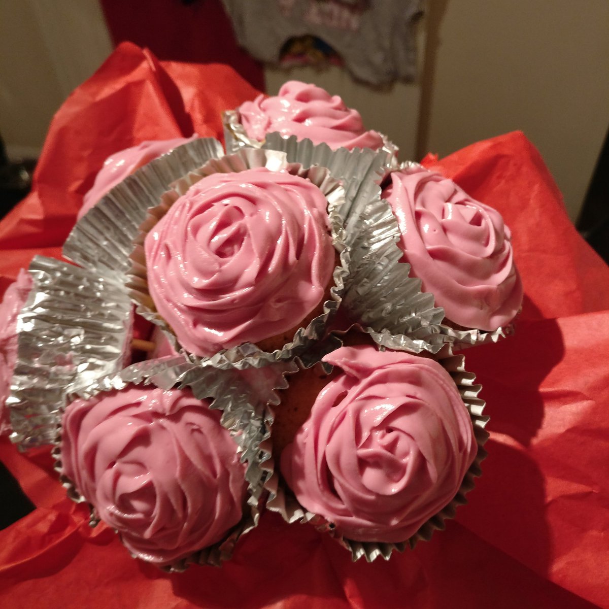 CakesCupes's tweet photo. Second mothers day creation #mothersDay #RedNoseDay https://t.co/Z5A9asgx6A