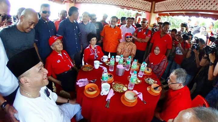 TwtKuale's tweet photo. Penyudohnye 😂😂
Pumpang2 nk berdebat, aleh2 makan laksa dgn cendoi Kuale sekali. Thorbaekkk. Kahkah https://t.co/aTP6RsgtVI