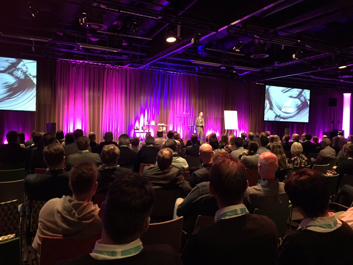 Step2_'s tweet photo. #Stockholmsmässan med #Alcro i full rullning med moderator @Klashallberg och trendspanaren #MagnusLindkvist https://t.co/HNrnN8KcVI