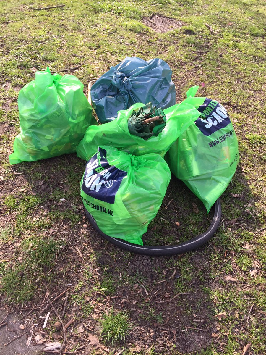 SaskiaSchenk1's tweet photo. Onderweg naar actie #Covellijndijk langs @BuurtPAdijk gereden. Ik vond deze zakken. Goed bezig @SupporterSchoon @nederlandschoon @VredeAd https://t.co/buneUOtTb0