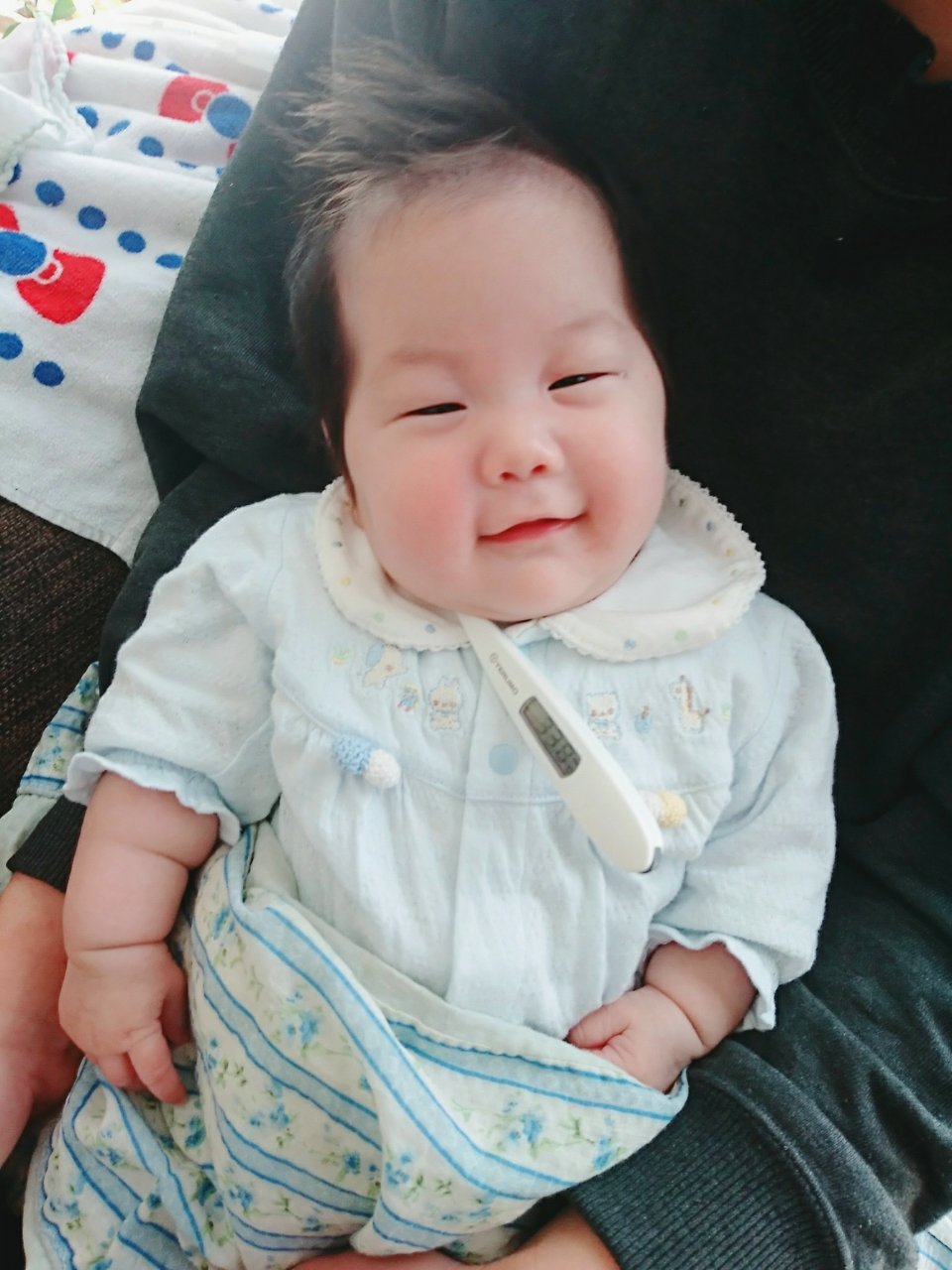 تويتر いずみん على تويتر 赤ちゃんの熱の測り方 我が家の場合 ぼてぼての肉付きなので 二重あごのシワにぶっさす 以上です とても正確に測ることができます 本人わご機嫌なご様子 笑 髪型なんなん 強風時のおっさんの頭 お熱ありませんでした