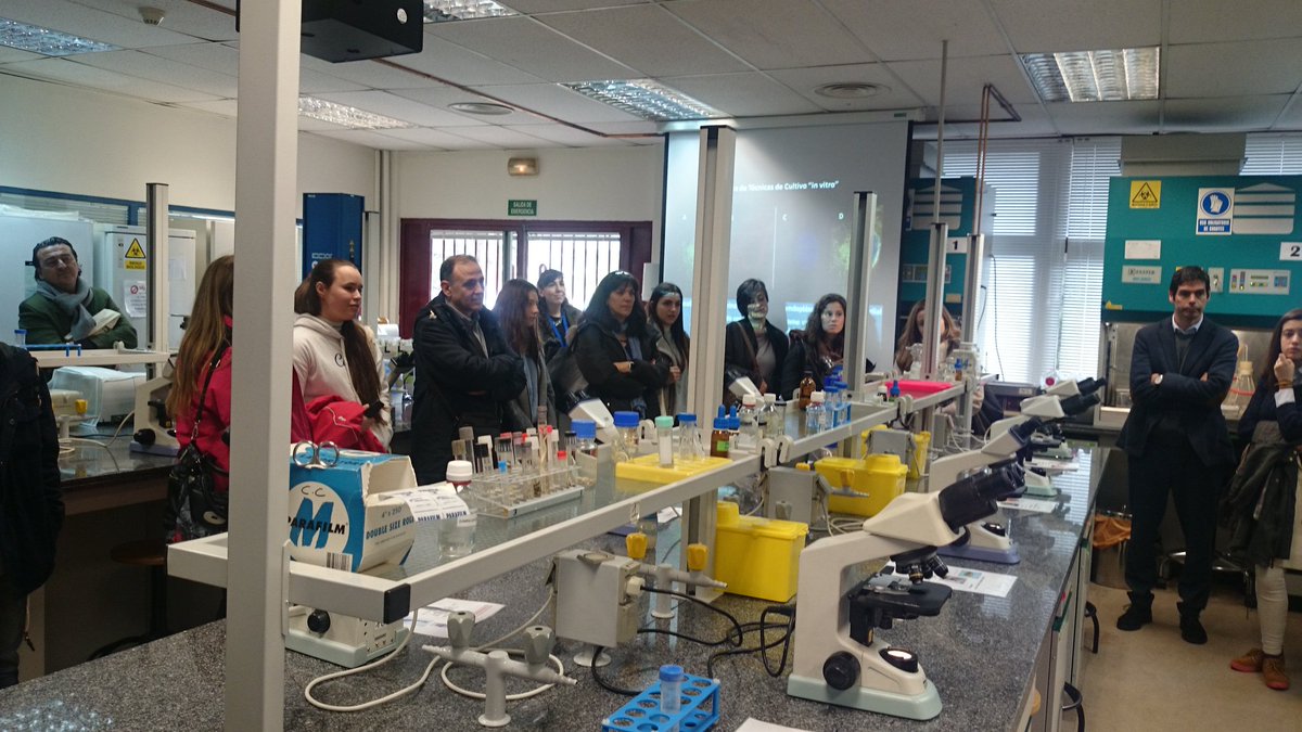 pazloga's tweet photo. Visita laboratorios Farmacia @FarmaciaCEU otro éxito de asistencia #Ellugar https://t.co/ttj8cY42kf