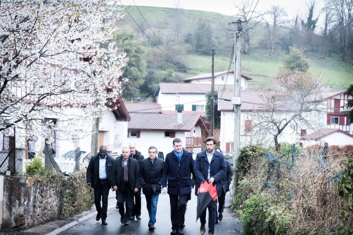 FrancoisFillon's tweet photo. On le voit ici au #paysbasque : les traditions culturelles n'ont rien de ringard ou dépassé. Elles sont au contraire un motif de fierté ! https://t.co/HvtbwQwxPE