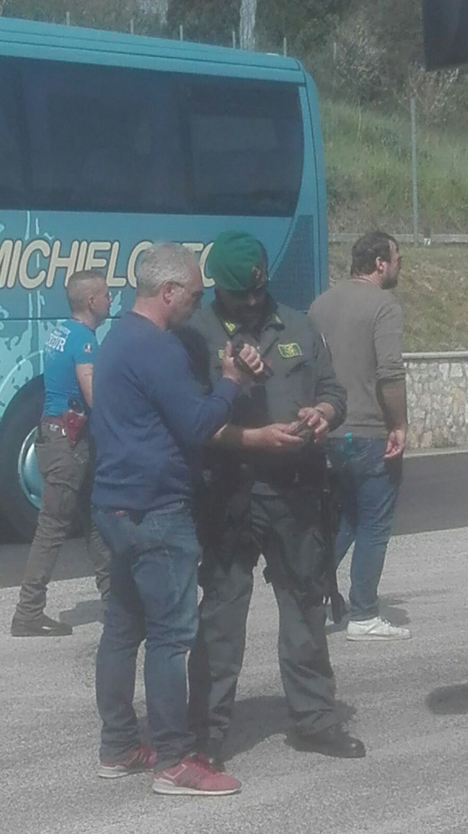 #25marzo perquisiti pullman da NordEst e Marche verso #Roma x #EU60 5 attivisti fermati  x dei kway 
Oggi si arresta libertà di movimento