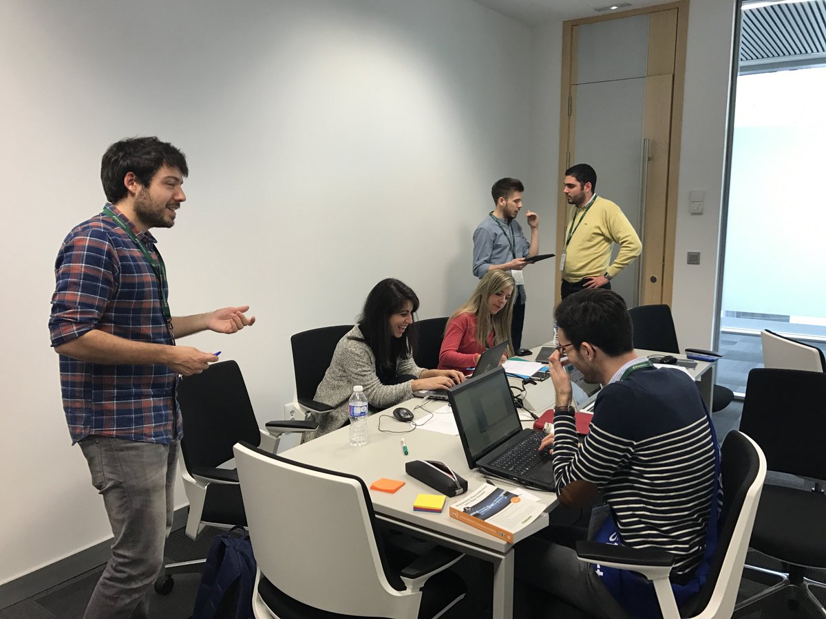 SmartStorage17's tweet image. Brain-storming en el equipo de SmartStorage. Trabajando por acercar las baterías inteligentes a todos los consumidores.#startcampiberdrola
