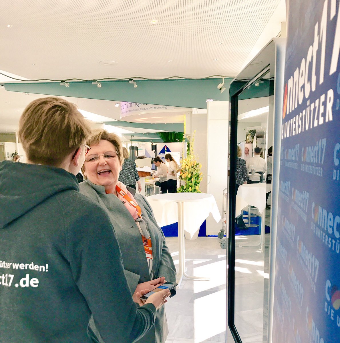 connectcdu's tweet photo. Haustür-Wahlkampf im #Ländle 🏡#connect17 beim #TagderCDU. Wir begeistern die Schwaben für Deutschlands
größte Tür-zu-Tür-Kampagne. #btw17 https://t.co/goNDIiTqoy