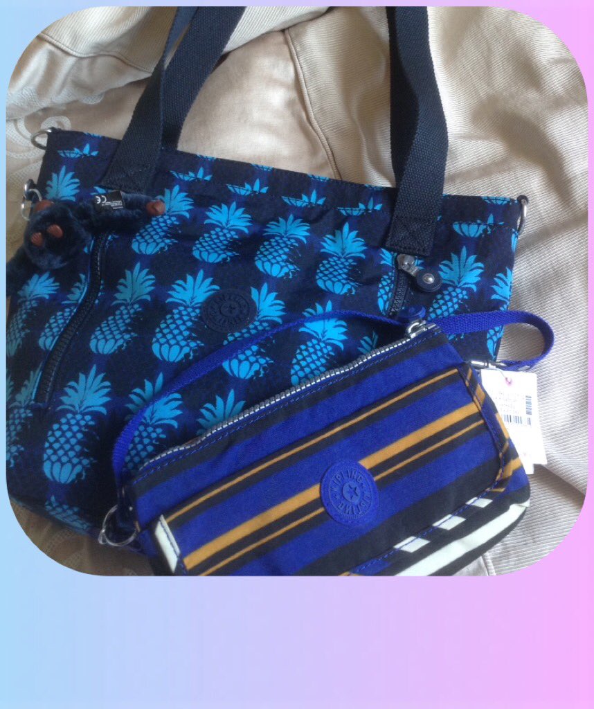 LilyKean's tweet photo. Pay day Friday. Kipling bag Saturday! #Kiplingmakehappy 😍 😻 https://t.co/8feNpZ9IOf
