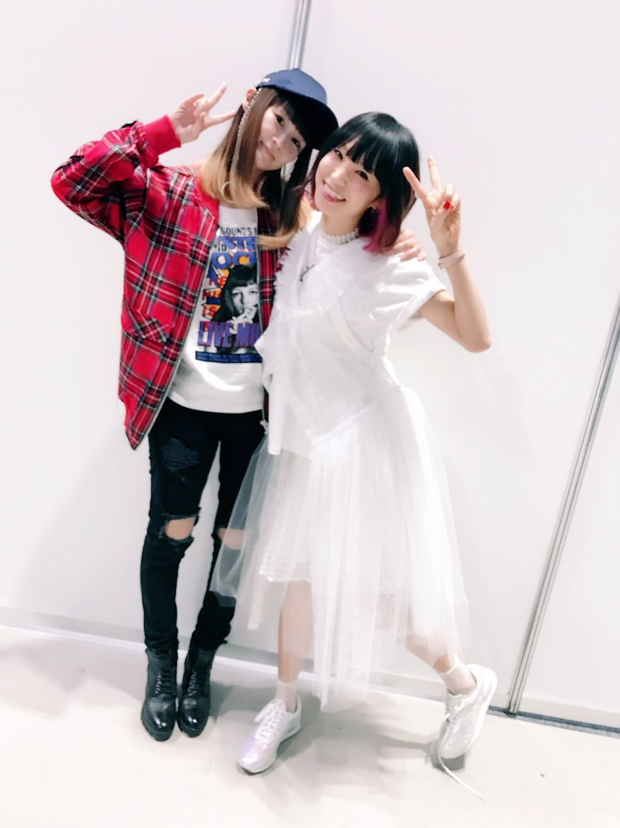 Lisa V Tvittere ずーっと裏でcatch The Moment歌う私を見守ってくれてた 小林ゆうちゃんっ 飛びついた Holy Kobayashi Lisa V Tvittere ずーっと裏でcatch The Moment歌う私を見守ってくれてた 小林ゆうちゃんっ 飛びついた Holy Kobayashi