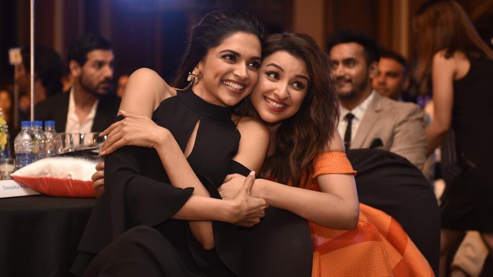 deepikaddicts's tweet photo. How adorable! Deepika Padukone with Parineeti Chopra and Karan Johar last night. #HTMostStylish https://t.co/Aq0uHrpFVK