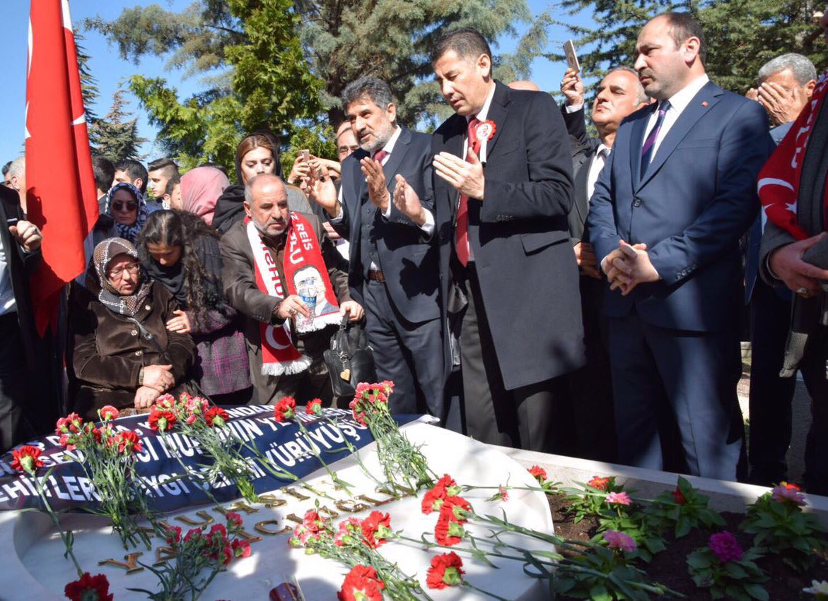 Yiğit Dava Adamı #MuhsinYazıcıoğlu'nu kabri başında andık. Ruhu şad, mekanı cennet olsun.