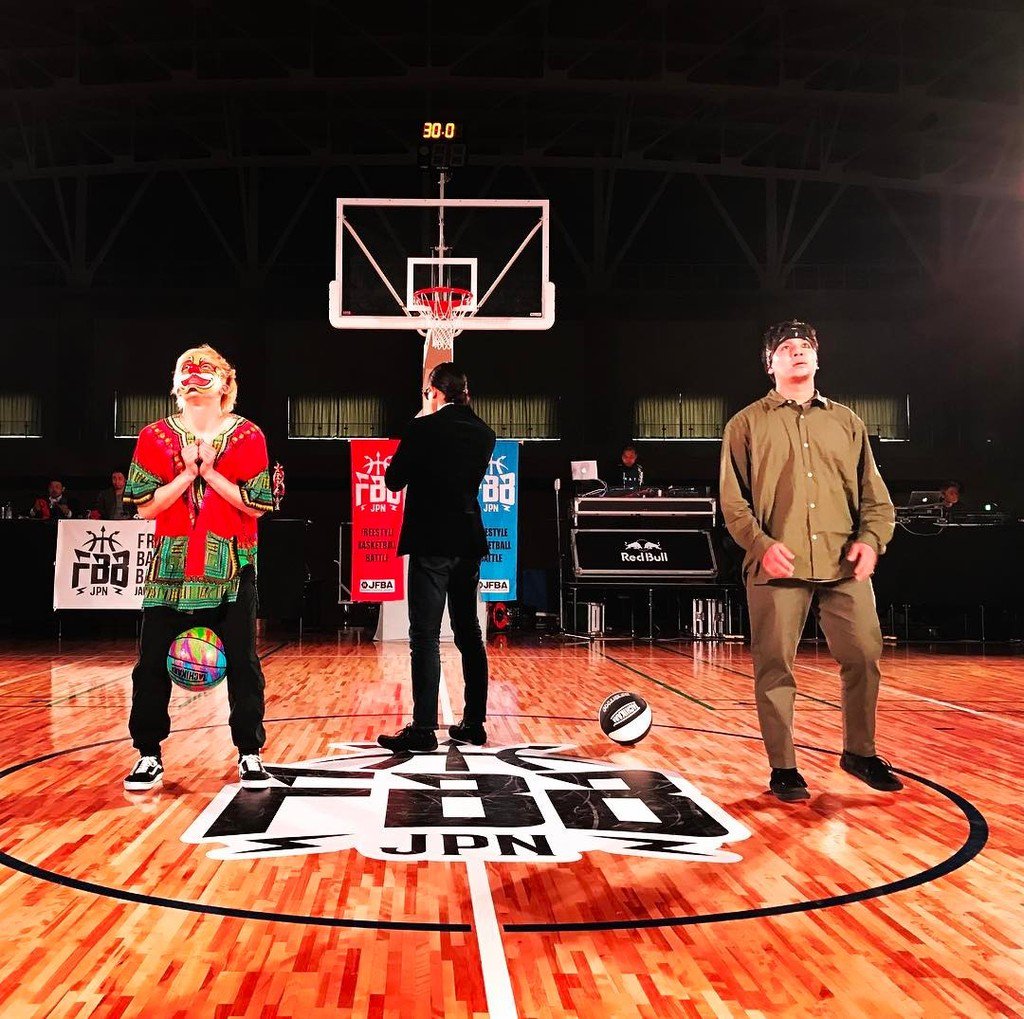 MKT594's tweet photo. #FBB2016 #日本一決定戦 #TheFinal
OPEN Semifinals2
Bug!? 2-1 SHIRO
決勝はKAZ vs Bug!?
#FreestyleBas… https://t.co/dZS9tJc3tI https://t.co/gUofEQegx6