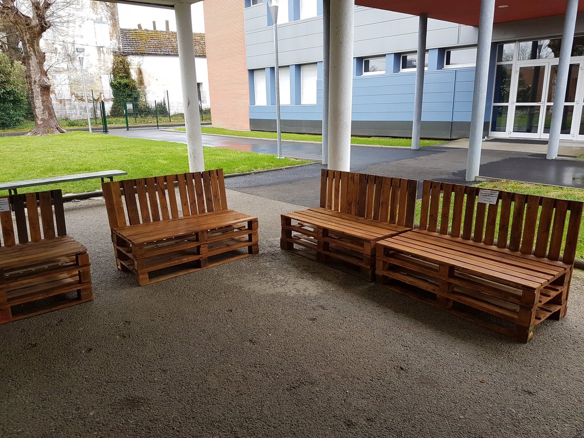LyceeNogaro's tweet photo. Projet "palettes" par les 3°#segpa de Nogaro. Journées portes ouvertes à la cité scolaire. https://t.co/fsBH3HcTGZ