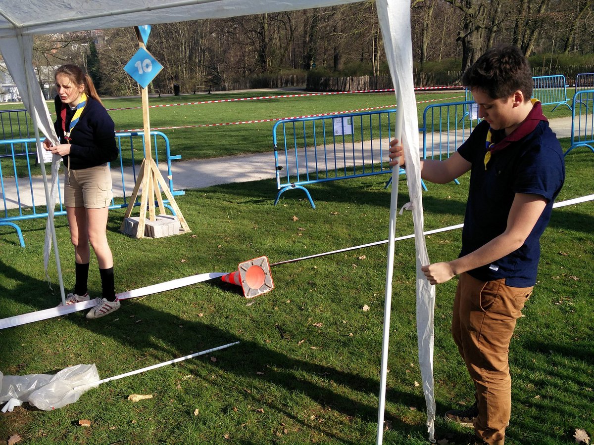 Team3HT's tweet photo. Jour-J : Les baladins arrivent sur la plaine du parc du Wolvendael, les chefs se sont lancés dans le montage des stands ! #3HTrottinettes https://t.co/hyxGzlPzog