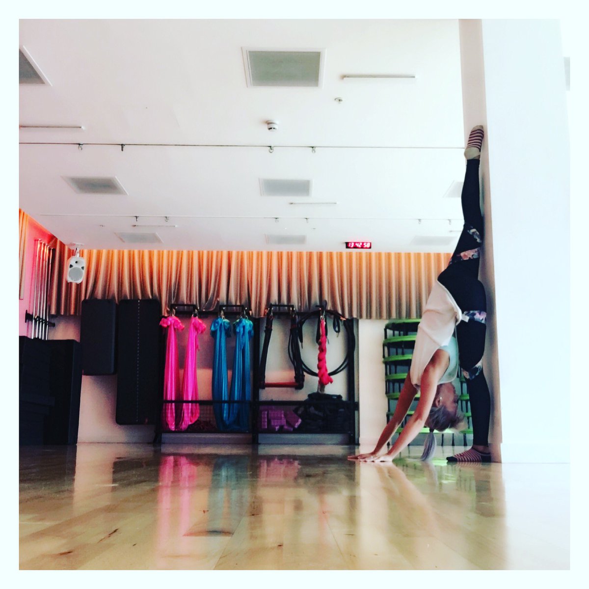 TinyDancerLou's tweet image. #stretch #splitsstretch #standingsplit been neglecting my training lately as been busy with #magic. Excited to be back dancing today 💃💃