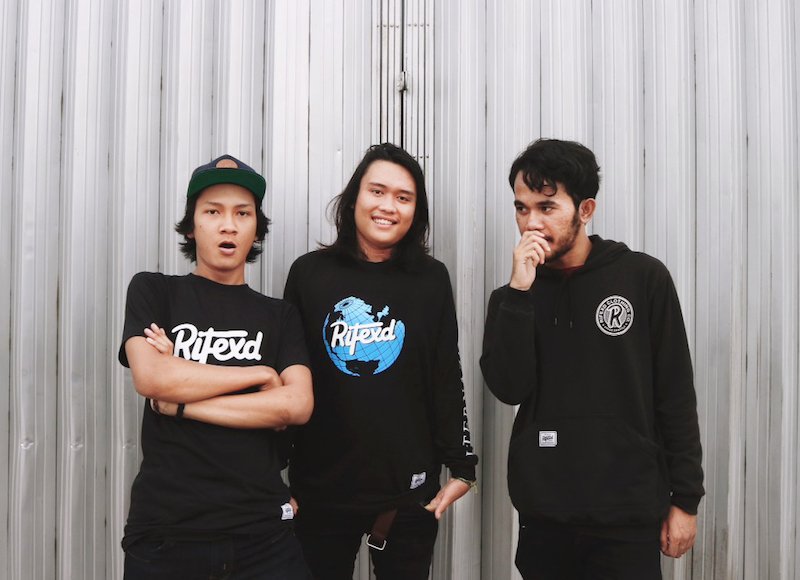 . <a href="/spikymonster1/">Spiky Monster</a> rilis video studio session single "Perjalanan" --> pamityang2an.com/spiky-monster-… youtube.com/watch?v=KeVYSe…