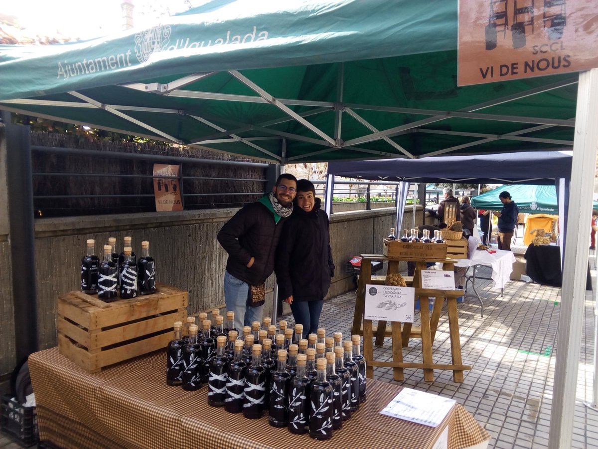 Parada muntada en format obert :) Vinga gent d'#igualada i de tot el país, aquí us esperem! #PlantesOblidades #LicorsOblidats <a href="/eixarcolant/">Col·lectiu Eixarcolant</a>