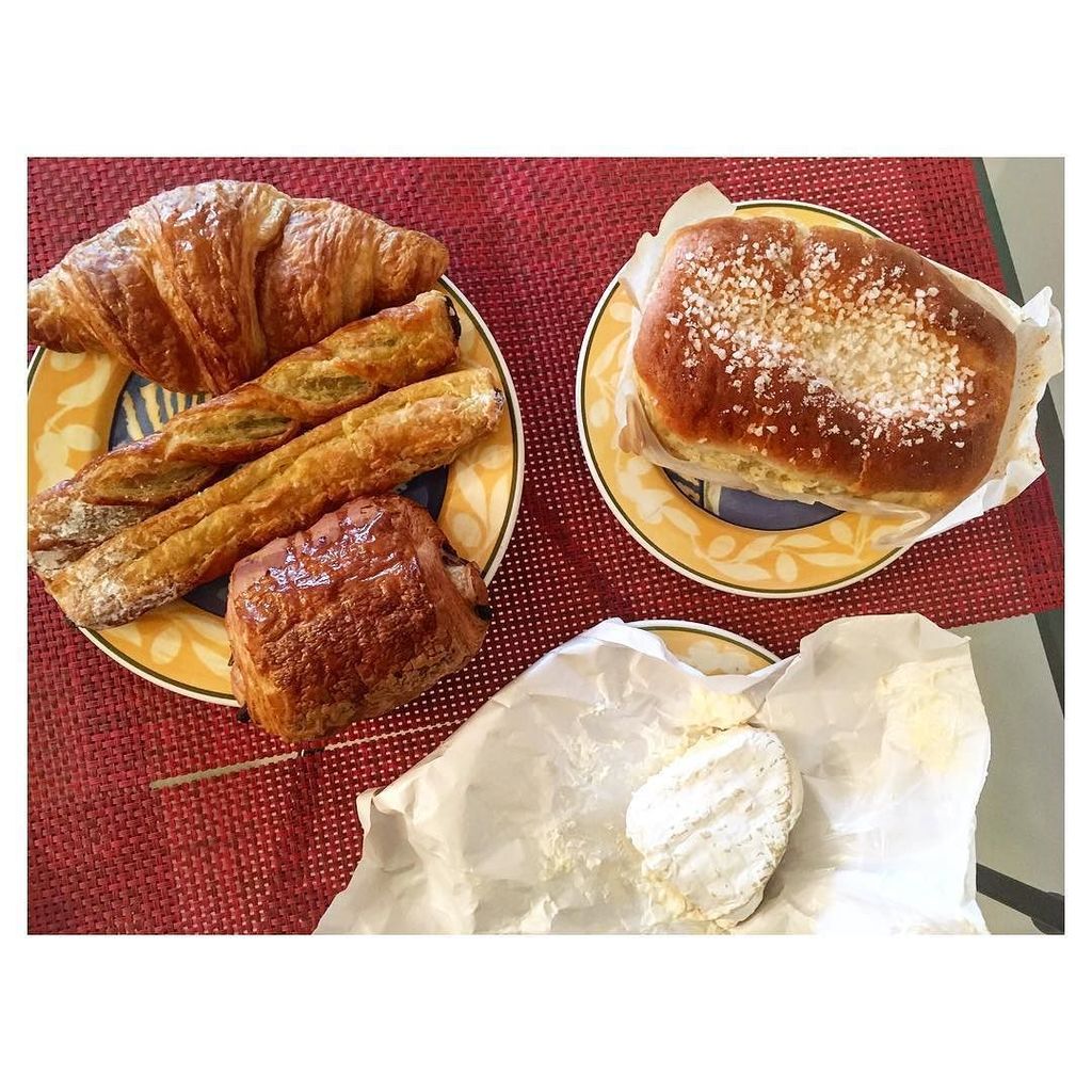 AliciaMarcos1's tweet photo. ¡Buenos días desde Francia!
Brioche, croissant, pan au chocolat y queso Savarin.
#france🇫🇷 #ohlalá
#cestsuper
Qu… https://t.co/f6e2mR356S