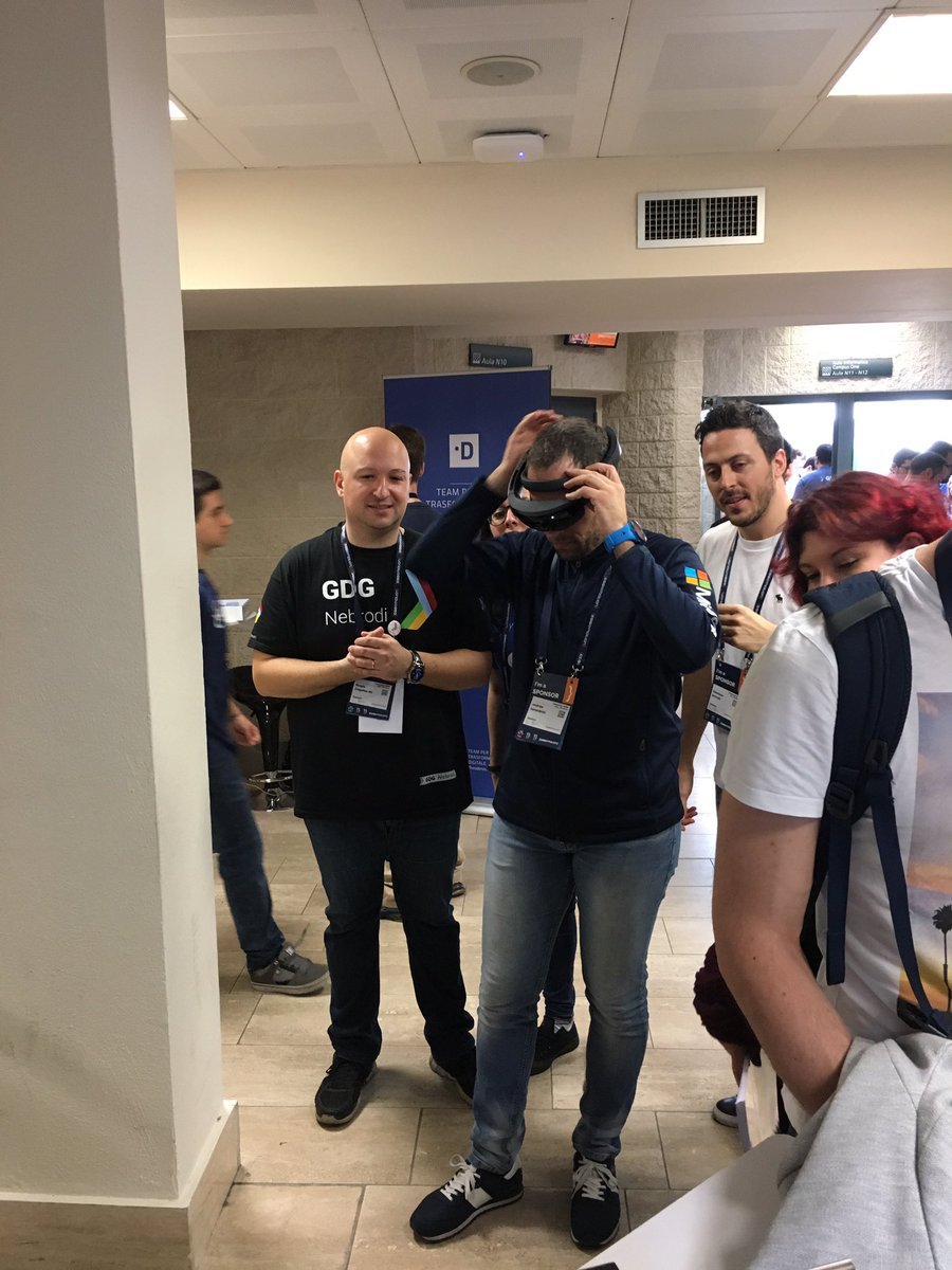 alessio_moretti's tweet photo. Sfida @msdev_ita allo stand di #Codemotion e viene a provare #Hololens! https://t.co/fpxc3PAKn1
