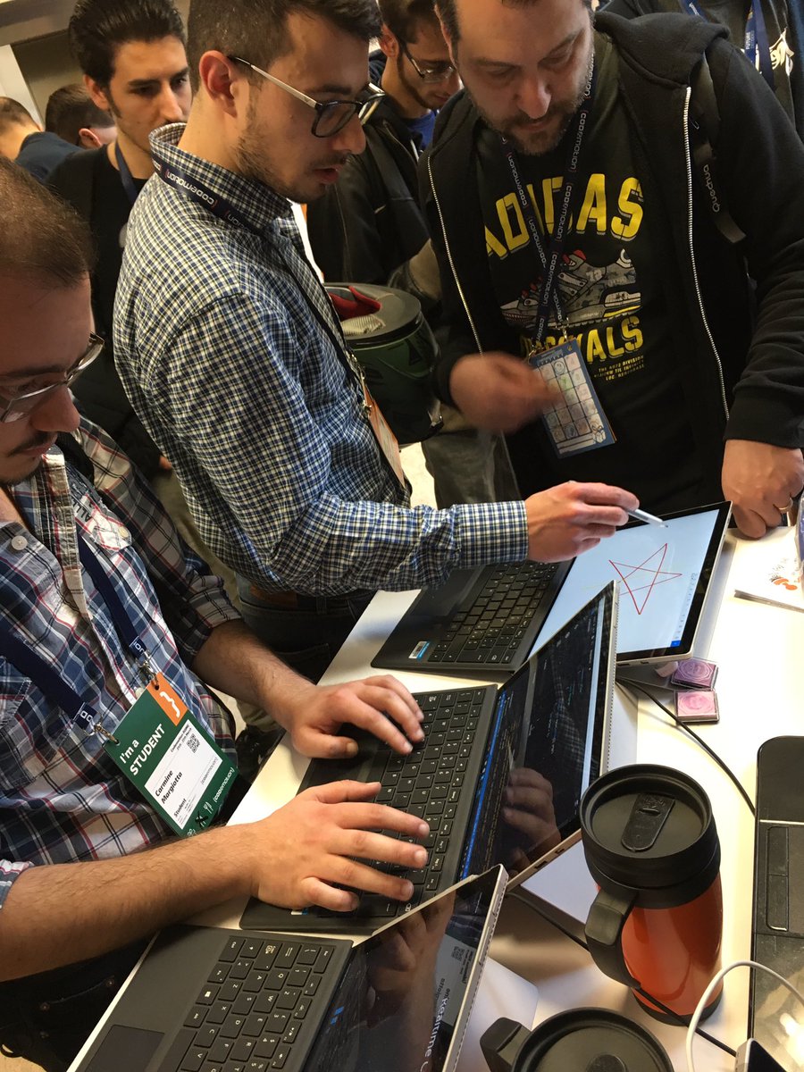 alessio_moretti's tweet photo. Sfida @msdev_ita allo stand di #Codemotion e viene a provare #Hololens! https://t.co/fpxc3PAKn1