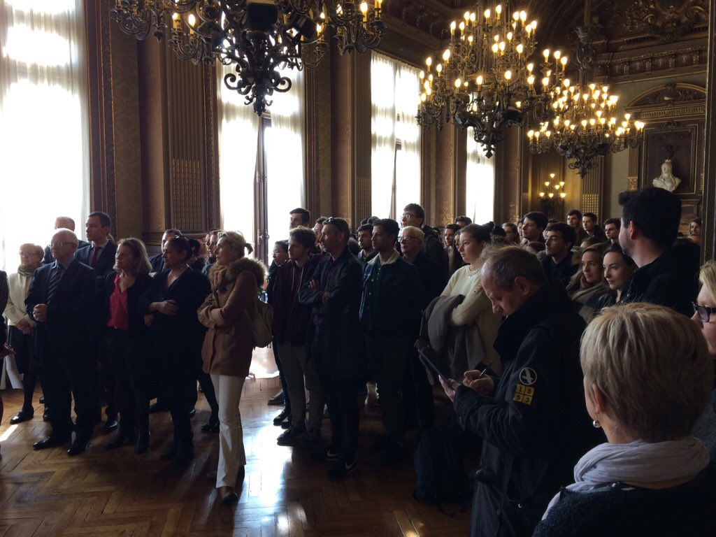 MairieDeVannes's tweet image. Cérémonie citoyenne de remise des cartes électorales aux jeunes de 18 ans par #DavidRobo