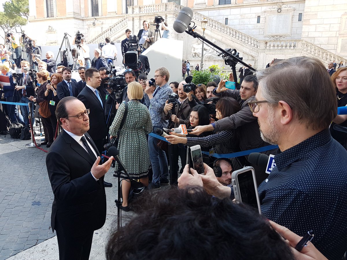 "L'Europe avance et doit avancer encore + vite car les problèmes ne peuvent être réglés en mettant des barbelés, des murs &amp; des frontières"