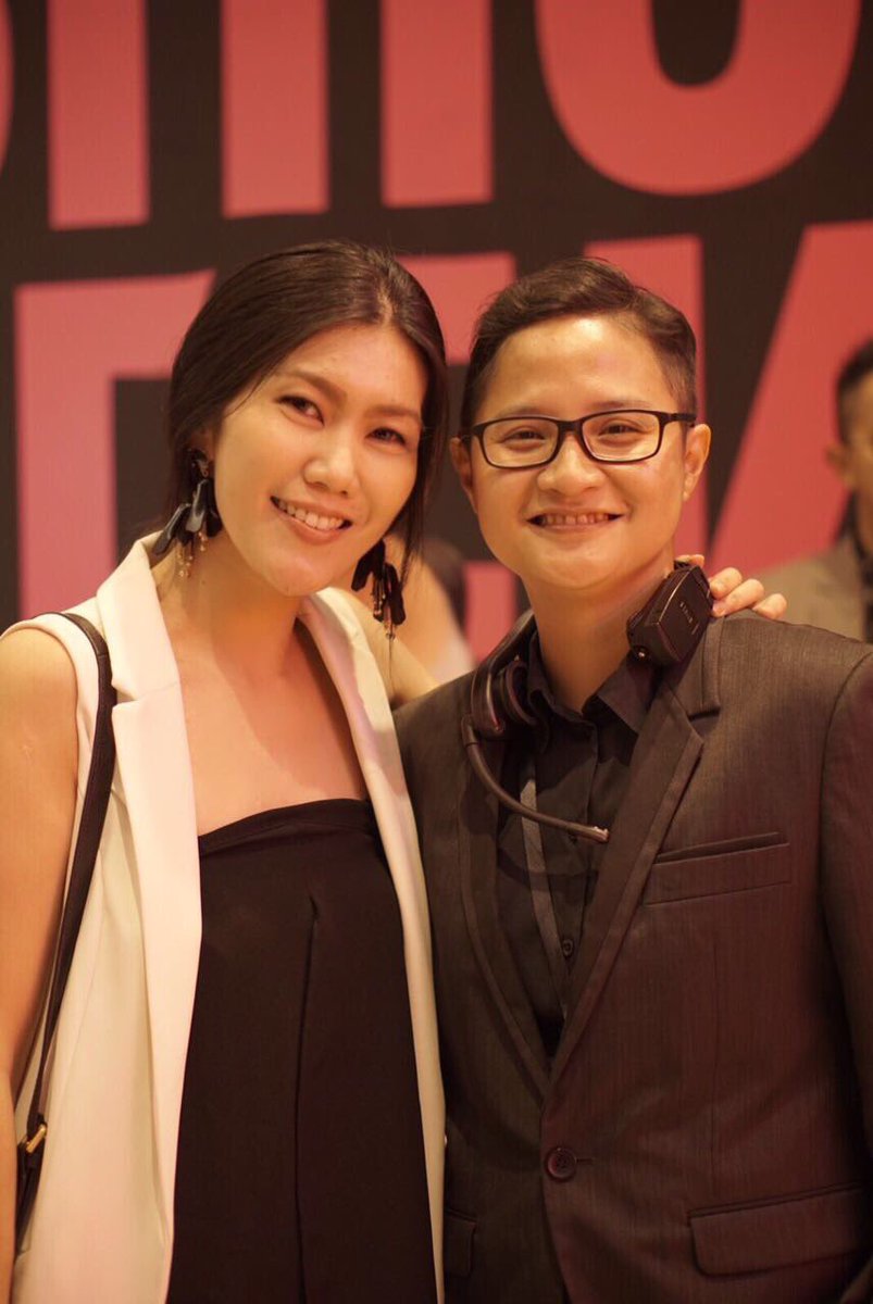 Tapi terus sempet foto bareng sama kak <a href="/Poetifatima/">Poeti Fatima</a>. Lumayan, gue dapat foto baru buat profpict. Hahaha. Thank you for coming, Poet!