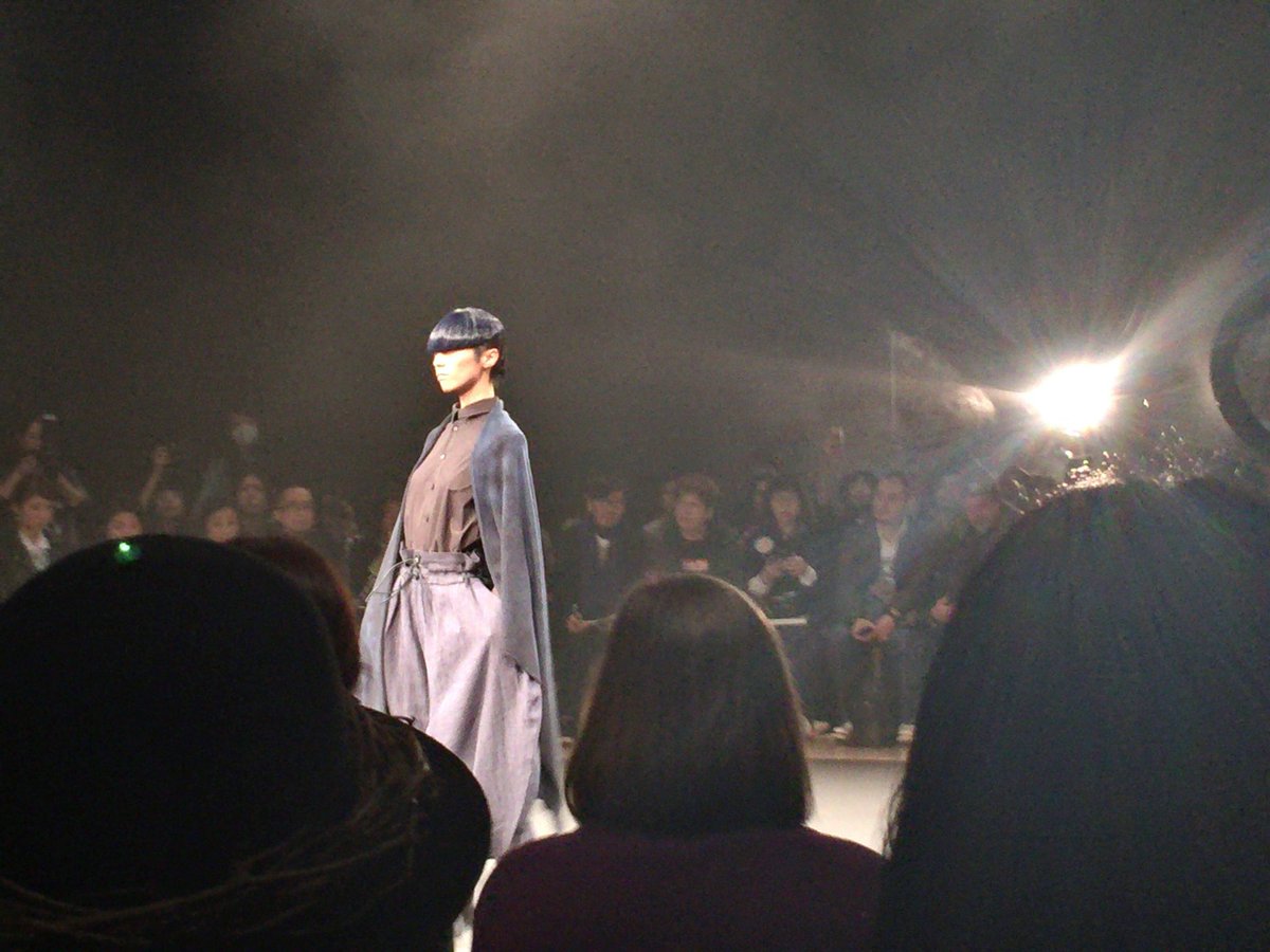 WoolmarkJapan's tweet photo. ROGGYKEIのショーは円形にゲストが囲み中央のスクリーンでコンセプチュアルな映像が流れてスタート。ウールのアイテムも構築的な独自のスタイルで登場。 #merinowool #choosewool #AmazonFWT #2017AW #roggykei #woolmark https://t.co/nMQvzUIef1