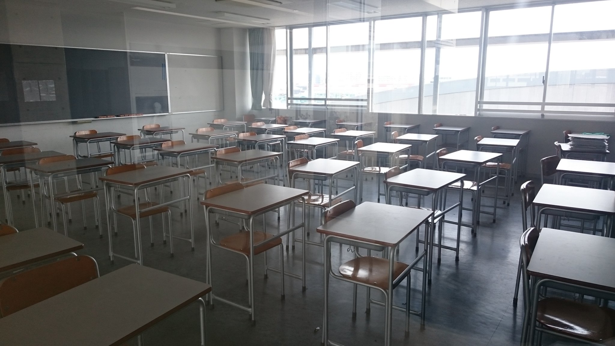 טוויטר 非公式 Ysfjh בטוויטר 教室も準備済みです 1枚目 中学 2枚目 高校 机と椅子の高さが少し違うんです T Co Zy1vjai5av