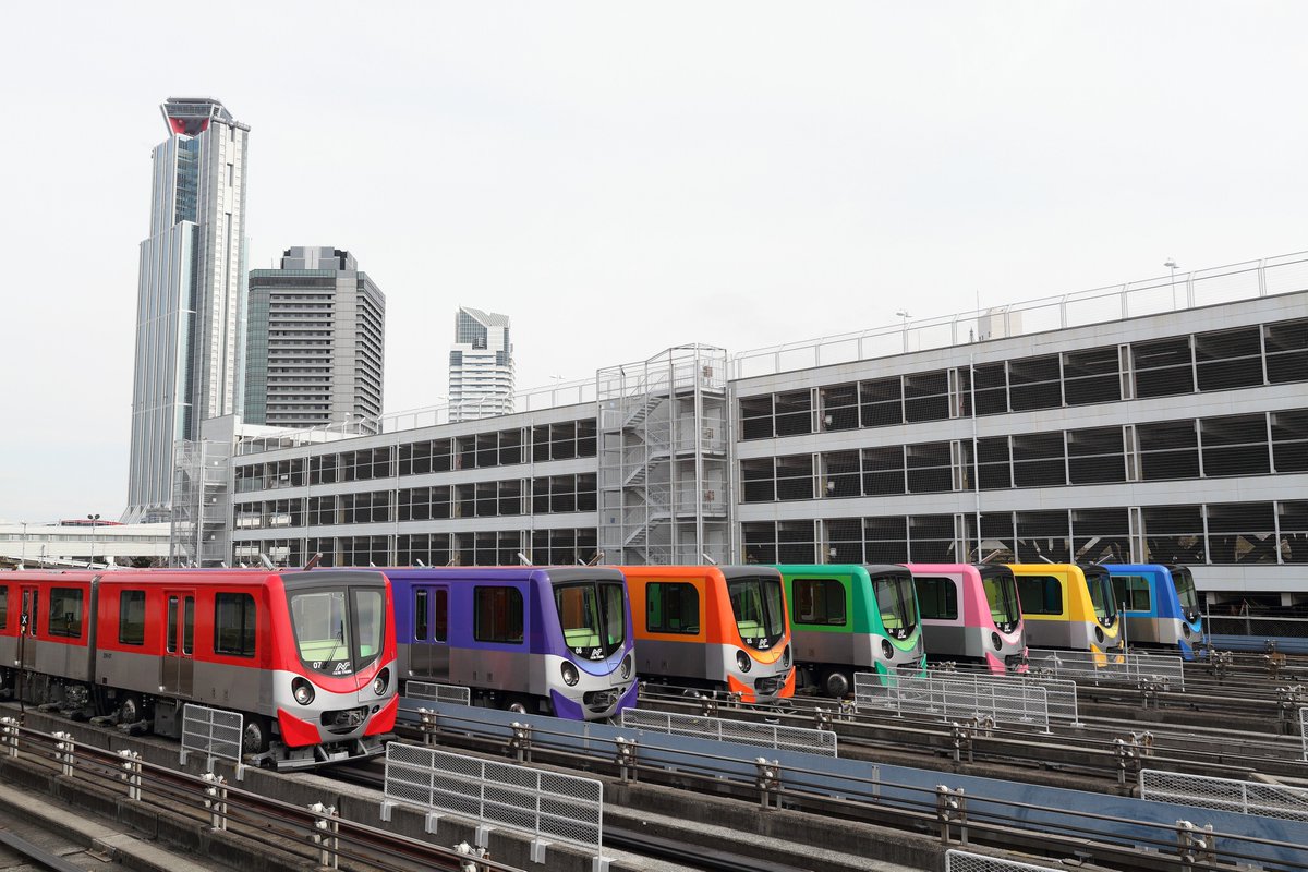 Fe_Tawashi's tweet photo. ニュートラム7色レインボー撮影会＋南港検車場見学ツアー

7色全ての200系が揃う姿は圧巻
送電し、前照灯を点灯させてかっちり並べた状態と、記念撮影用に送電を止めて近くへ行ける時間が用意された撮影会、さらに検車場の見学や構内体験乗車もあり、家族連れも趣味者も満足に楽しめた内容かと https://t.co/DikEOBcDXa