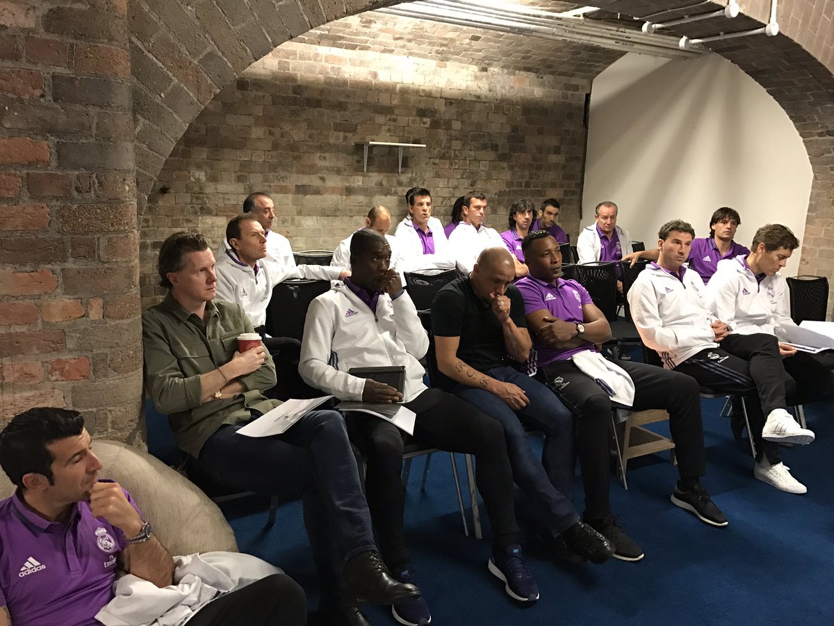 VeteranosRM's tweet photo. Reunión antes del partido en Liverpool https://t.co/BubIl9SNgA