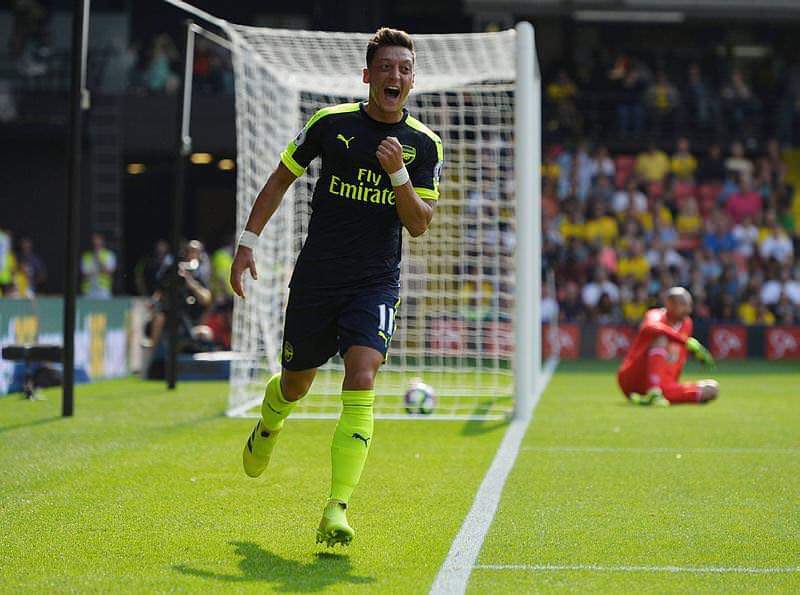 EverythingFener's tweet photo. Şu kırık abideyi yükseltecek taştasın; Alex'in Fenerbahçe'ye geldiği yaştasın!
.@MesutOzil1088 https://t.co/DBocdq7CeT