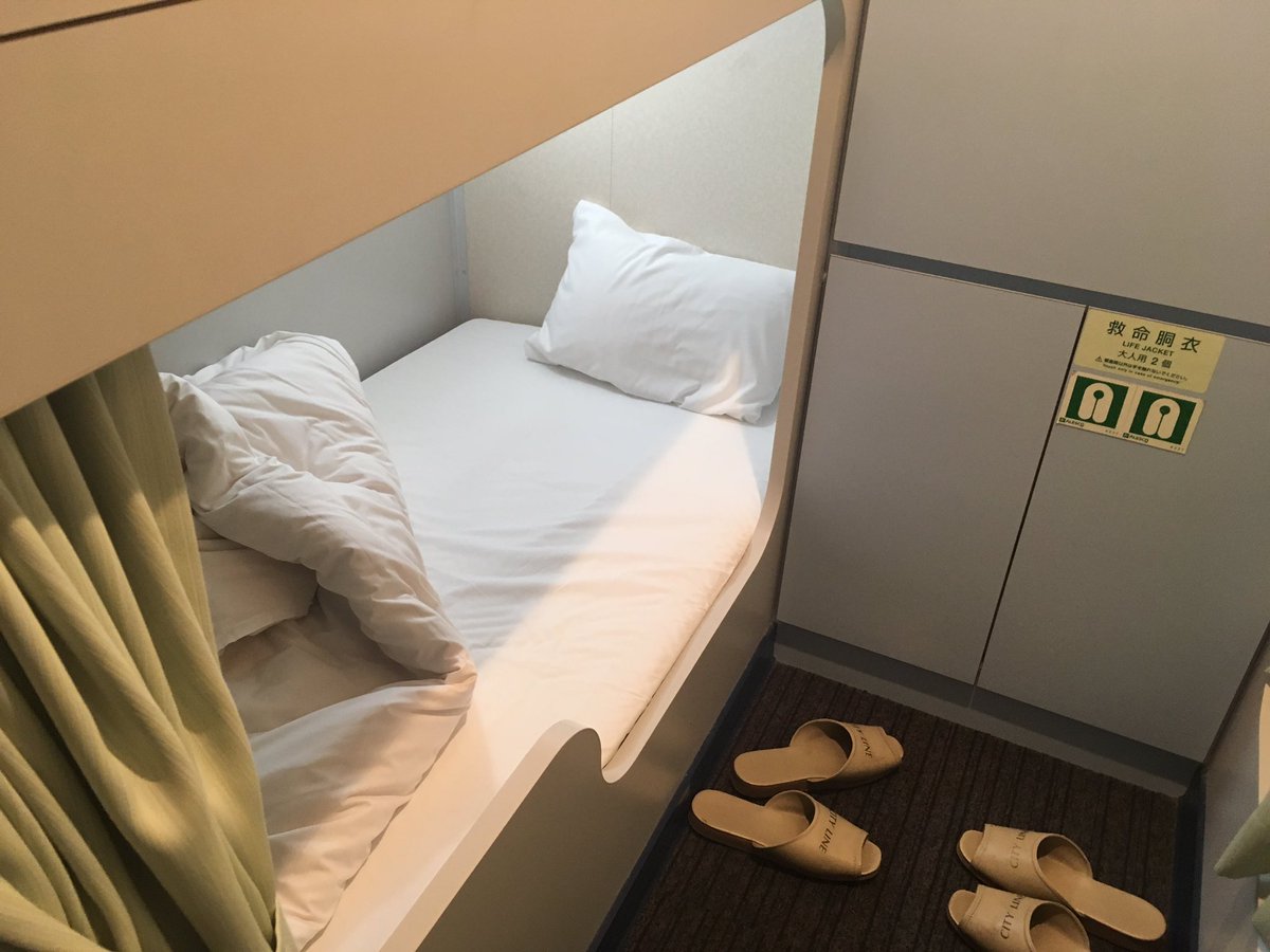 ぱと タシオ 県境絵描き No Twitter 新門司港 19 50発 大阪南港行き 名門大洋フェリー きたきゅうしゅうii に乗船しました B寝台の様な ココが今夜の宿になります 宿泊と移動が同時に出来てしまう素晴らしい手段 大きいお風呂もありますし レストランで食事も出来